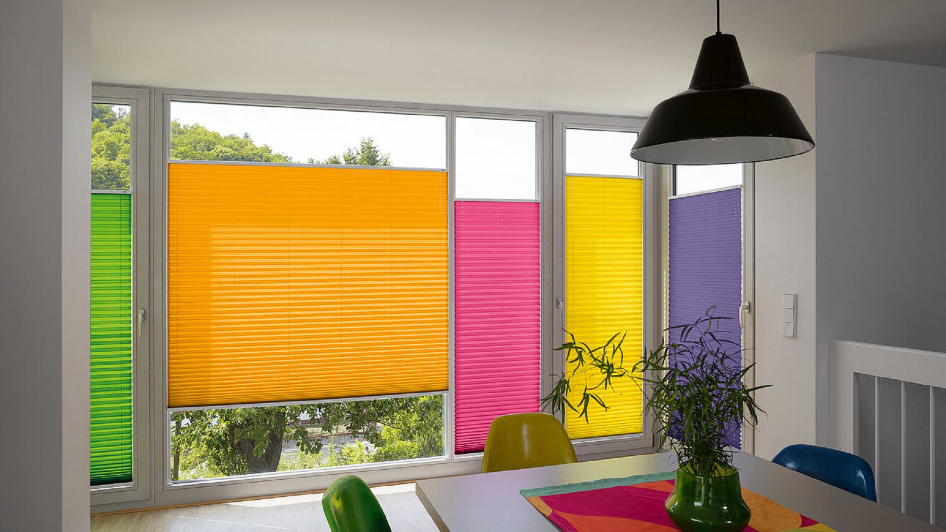 Plissee Sonnenschutz am Fenster