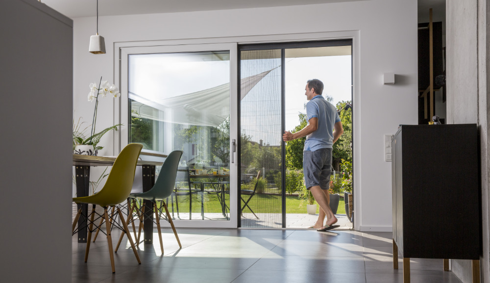 Insektenschutz-Plissee am Fenster kombiniert Sonnenschutz und Insektenschutz