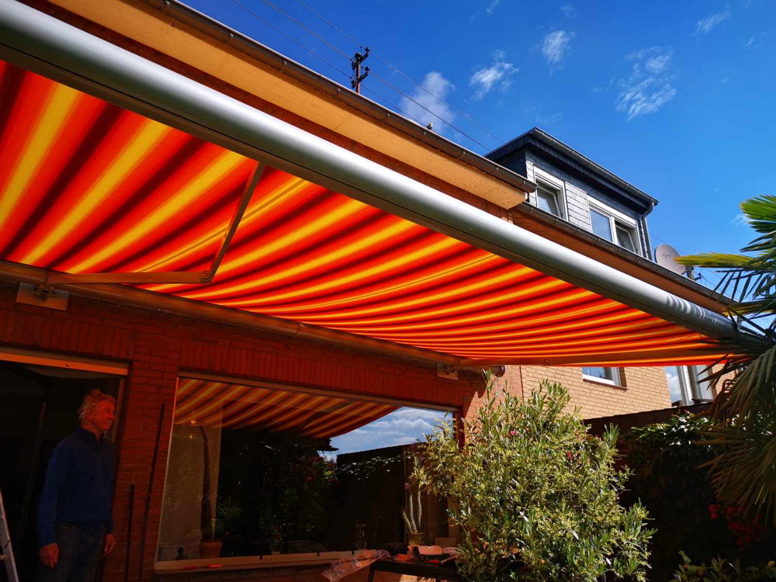 Intakte Markise als Sonnenschutz auf der Terrasse nach fachgerechter Reparatur